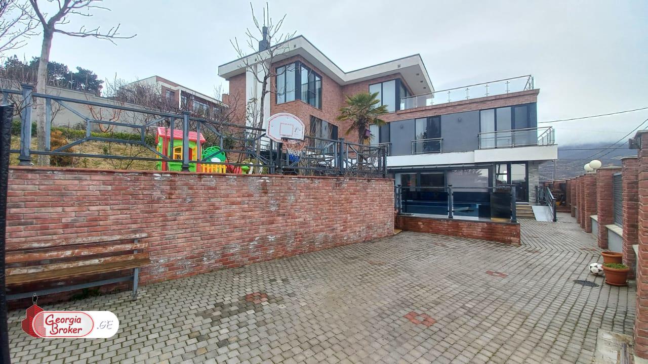 nearly repaired 12-room house for sale